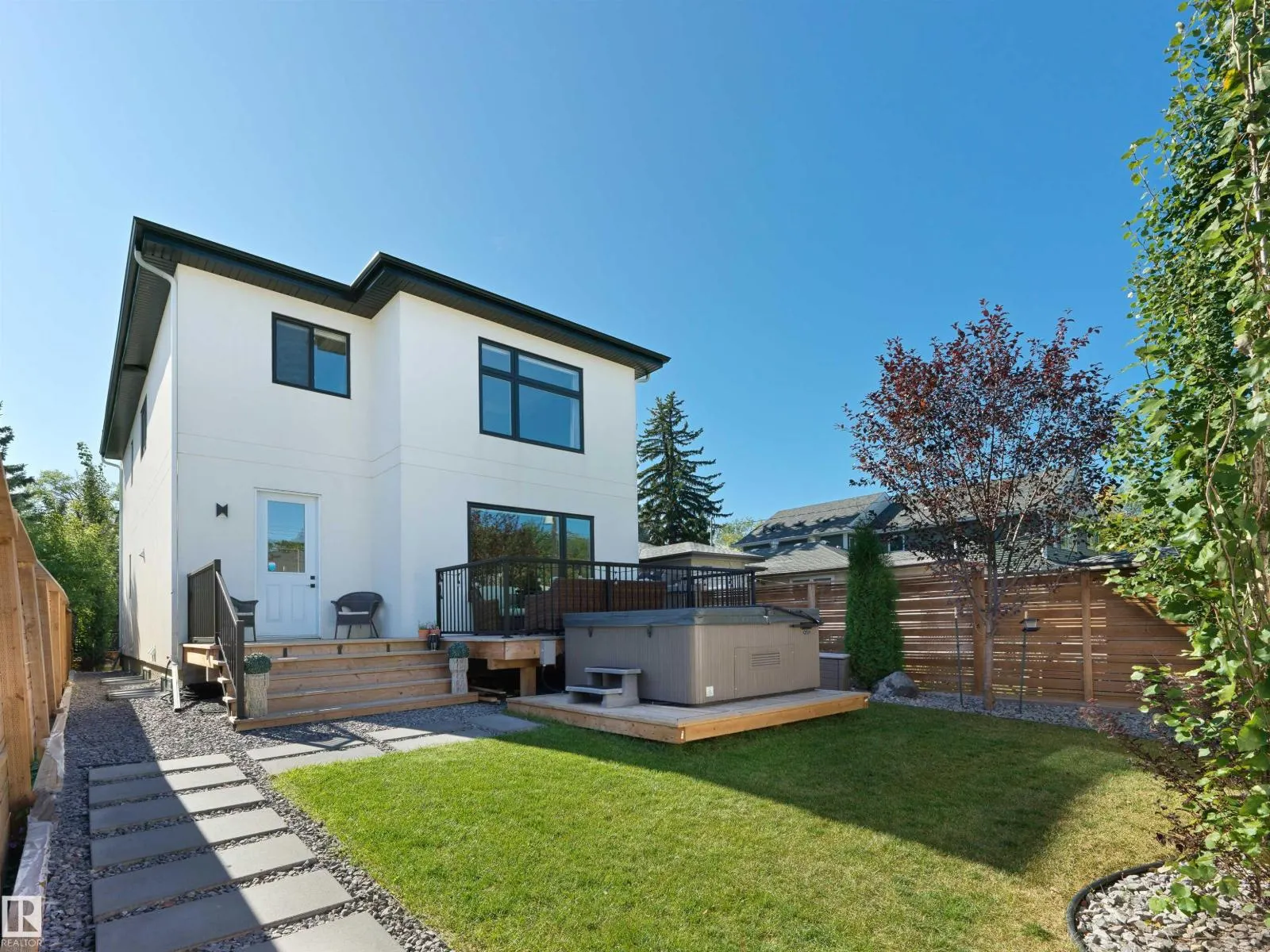 10926 72 AV NW