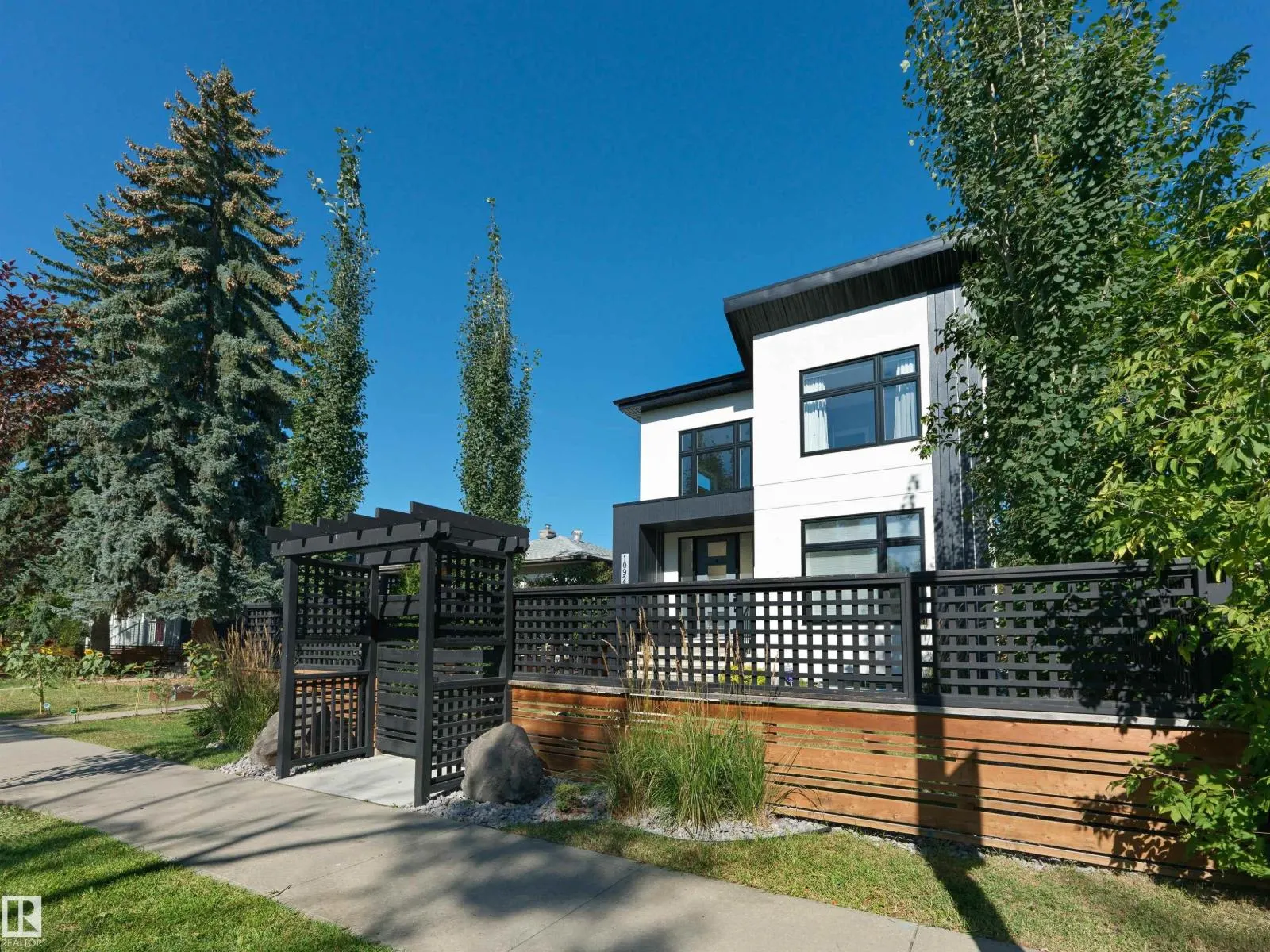 10926 72 AV NW