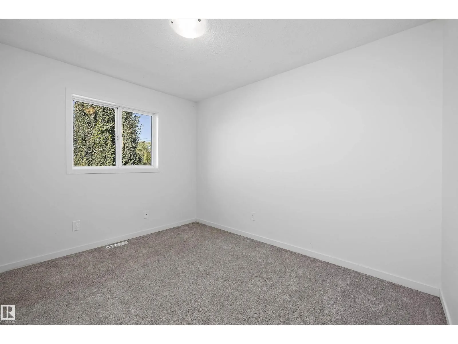 11822 47 ST NW