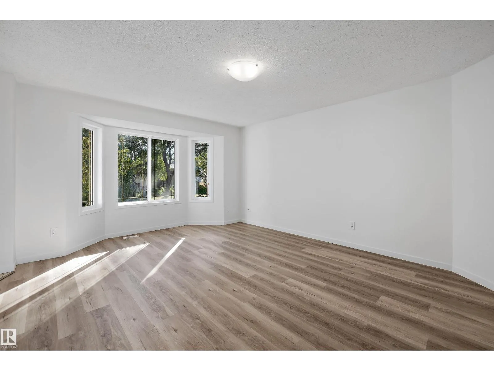11822 47 ST NW