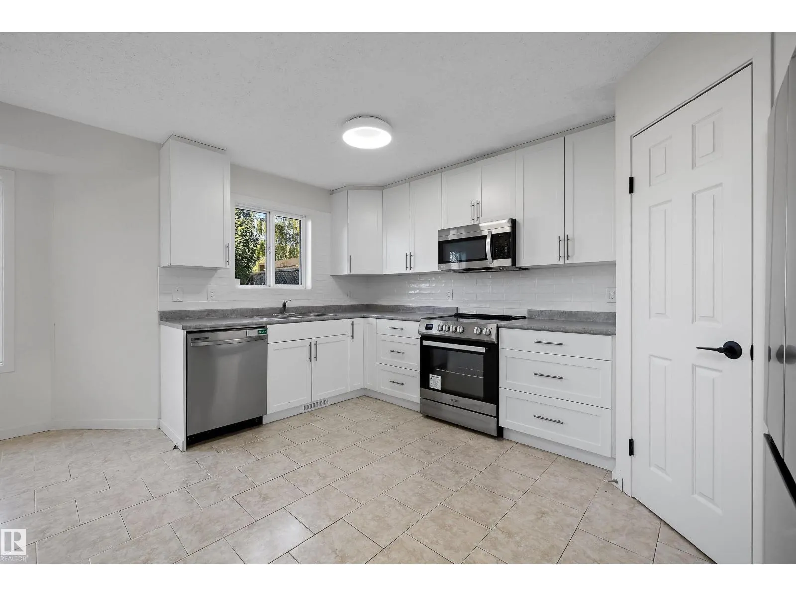 11822 47 ST NW