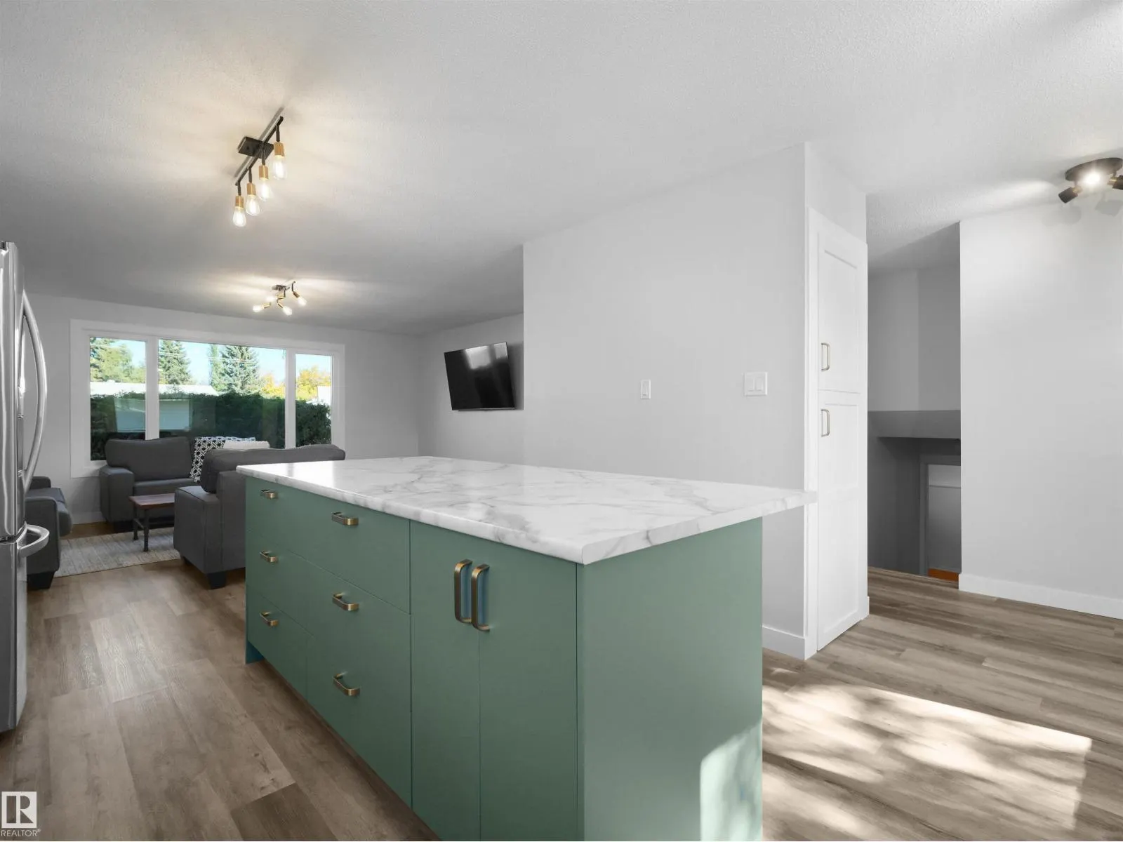 16 THOMPSON CR