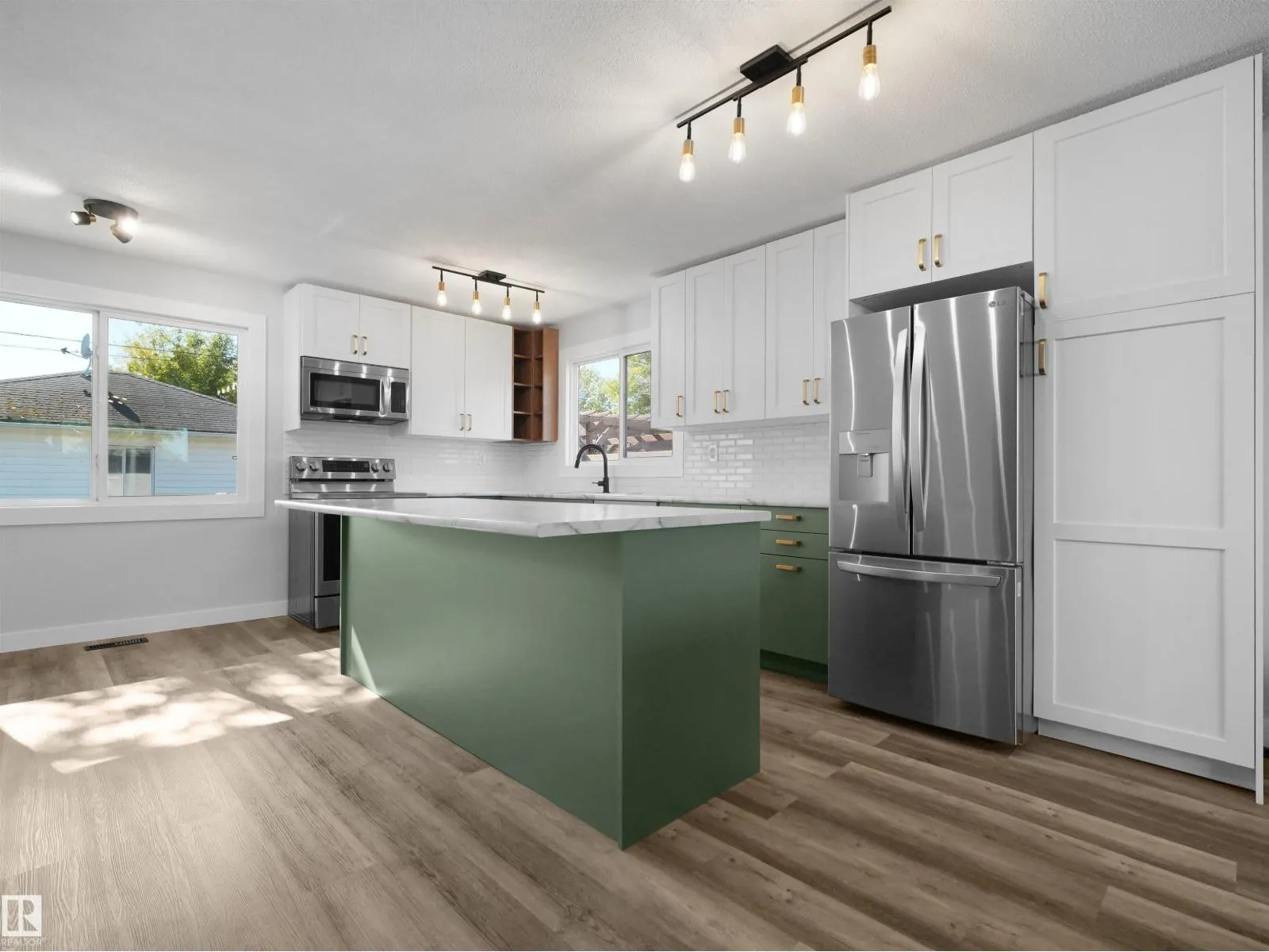 16 THOMPSON CR