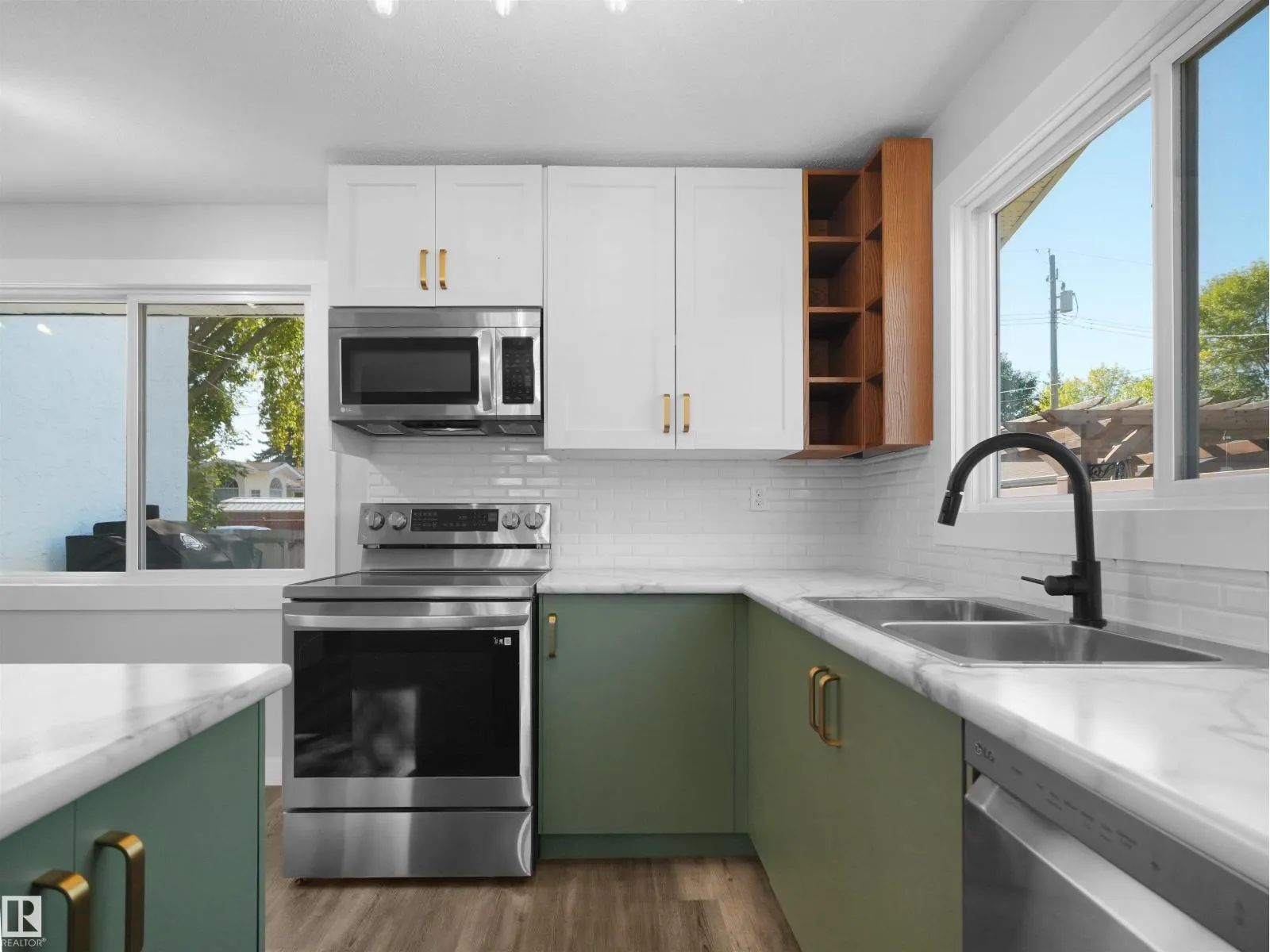16 THOMPSON CR