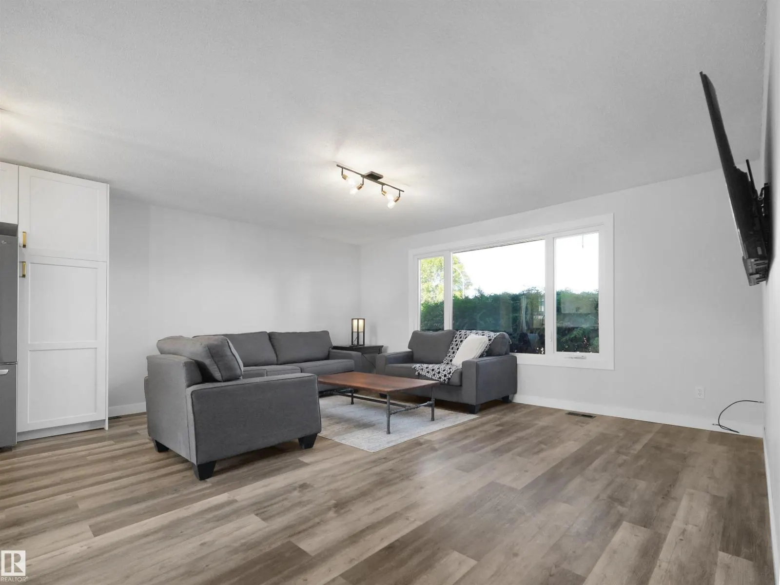 16 THOMPSON CR