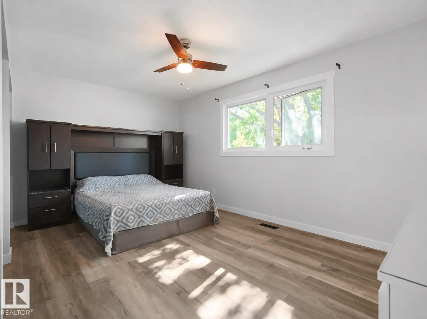 16 THOMPSON CR