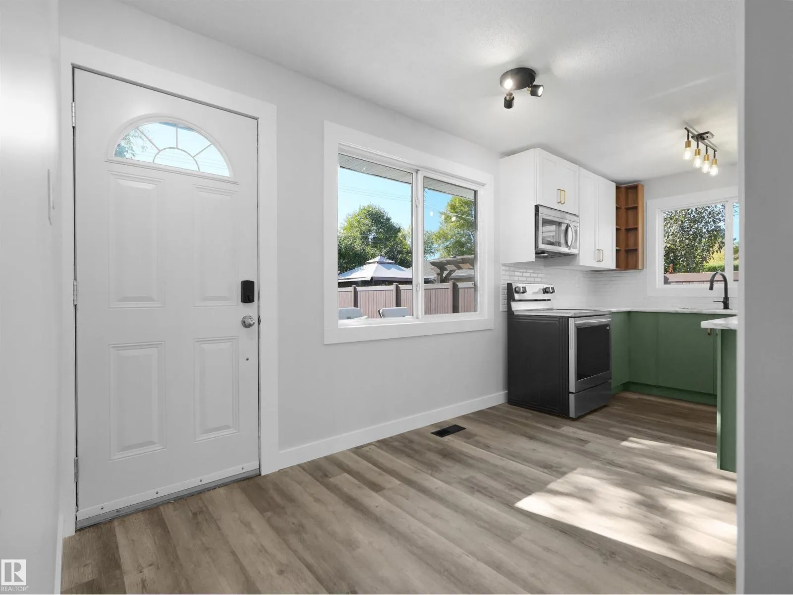 16 THOMPSON CR