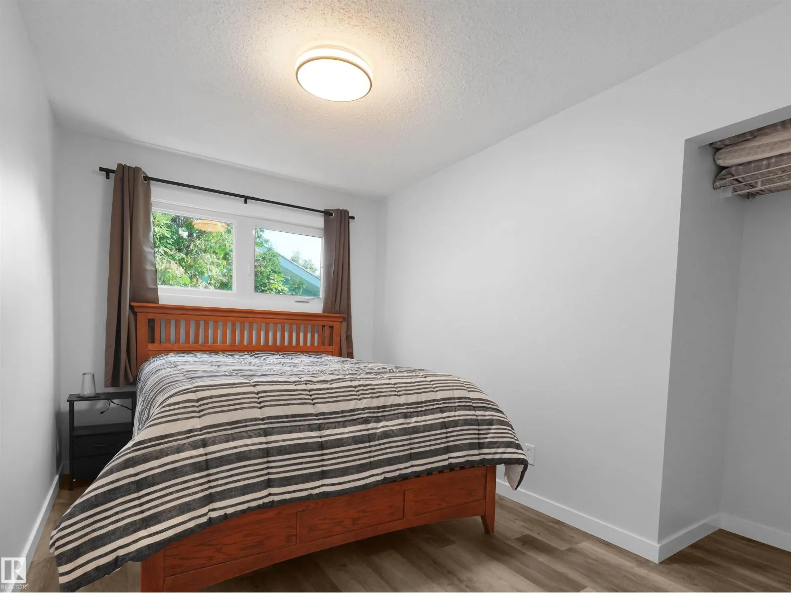 16 THOMPSON CR