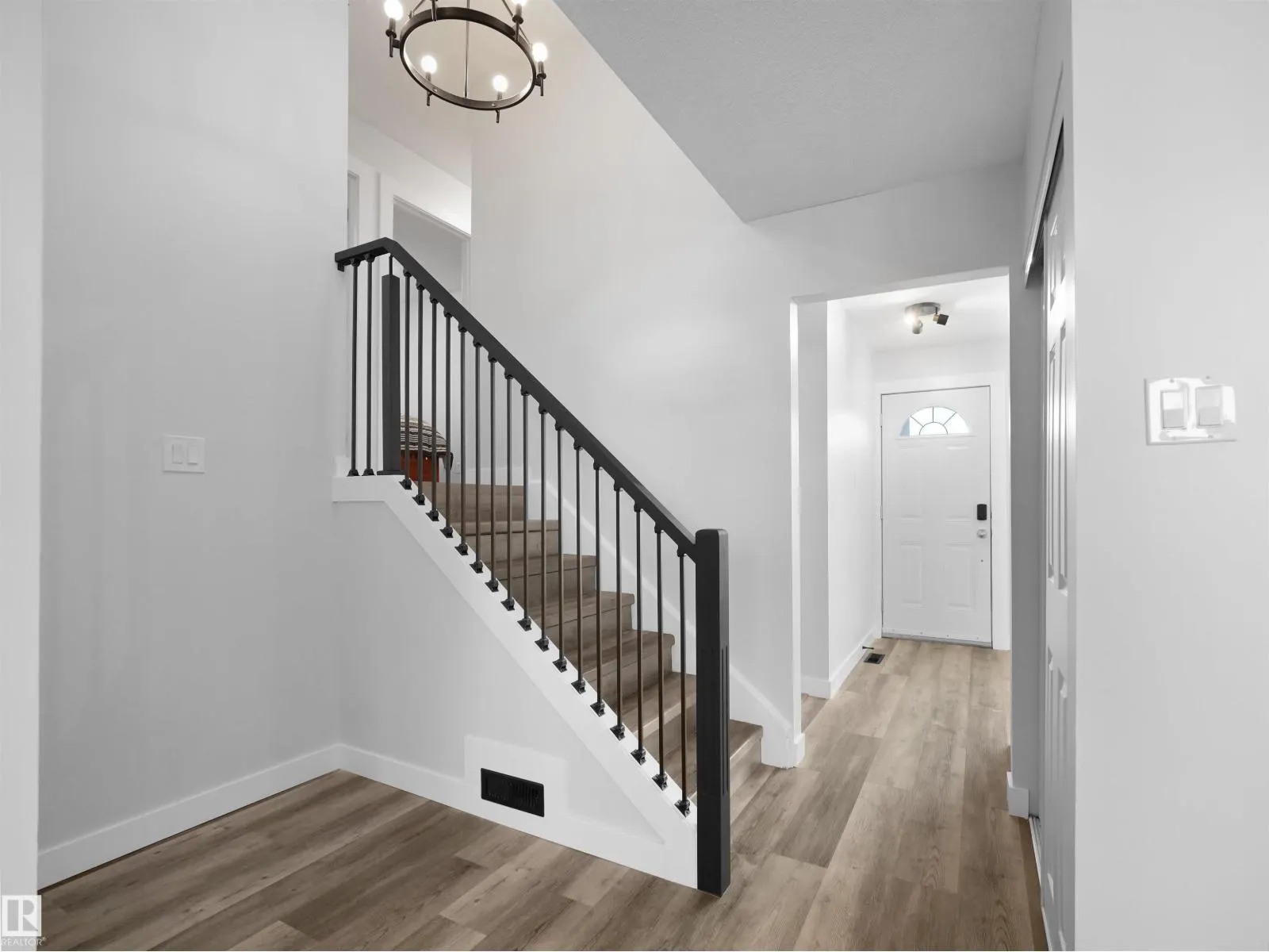 16 THOMPSON CR