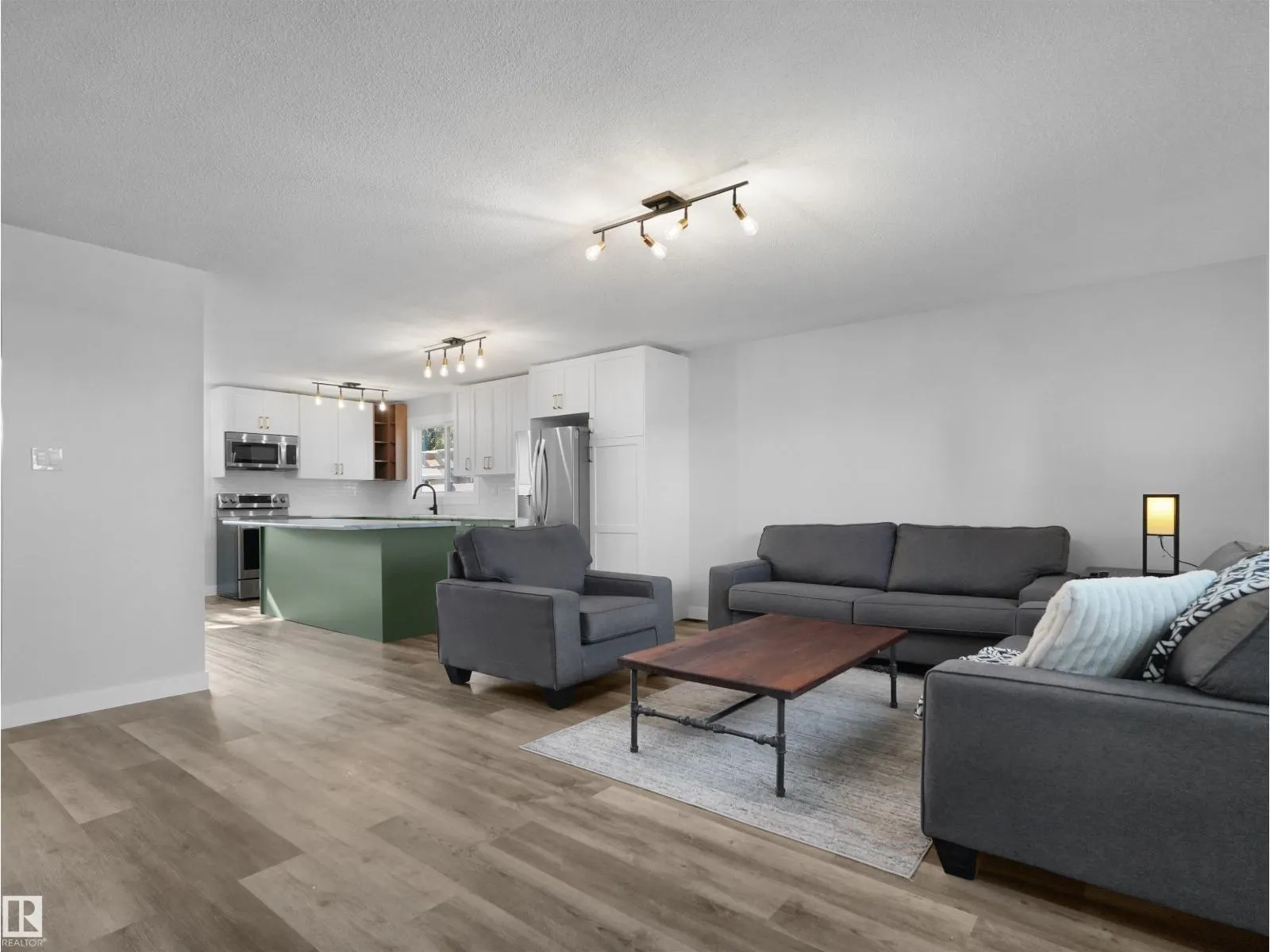 16 THOMPSON CR
