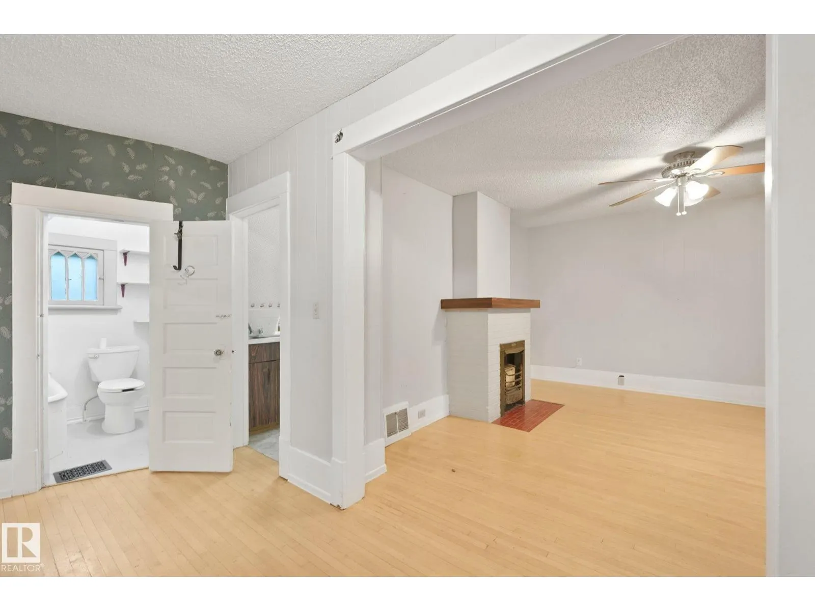 9824 91 AV NW