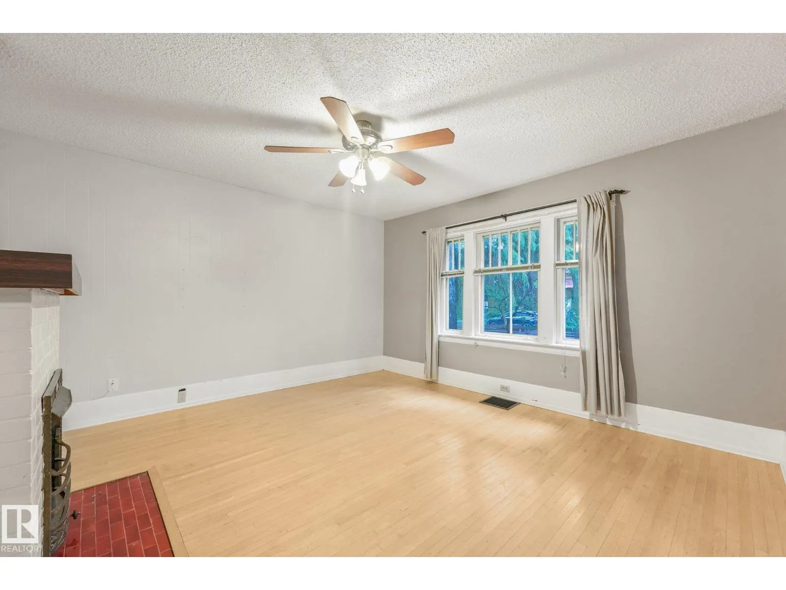 9824 91 AV NW