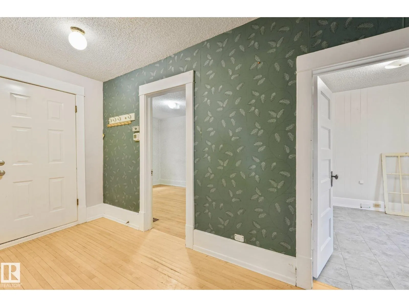 9824 91 AV NW