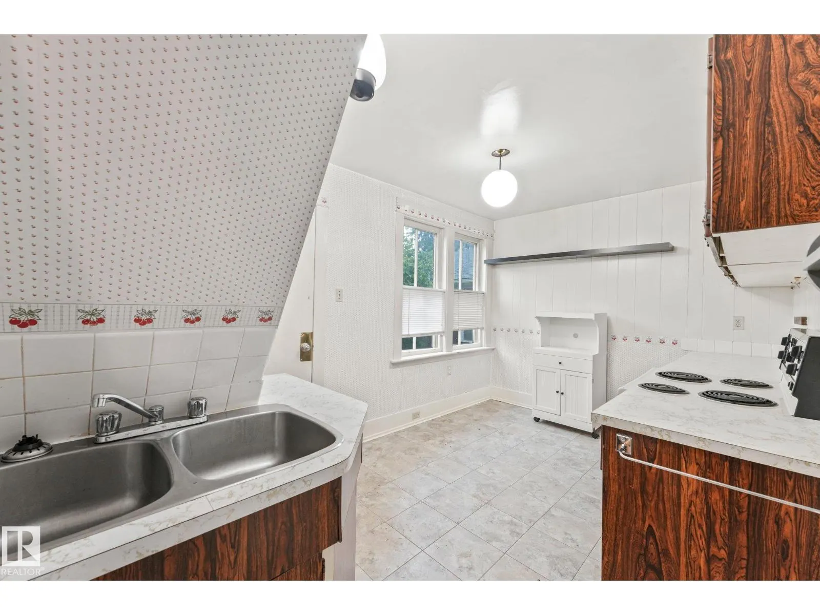 9824 91 AV NW