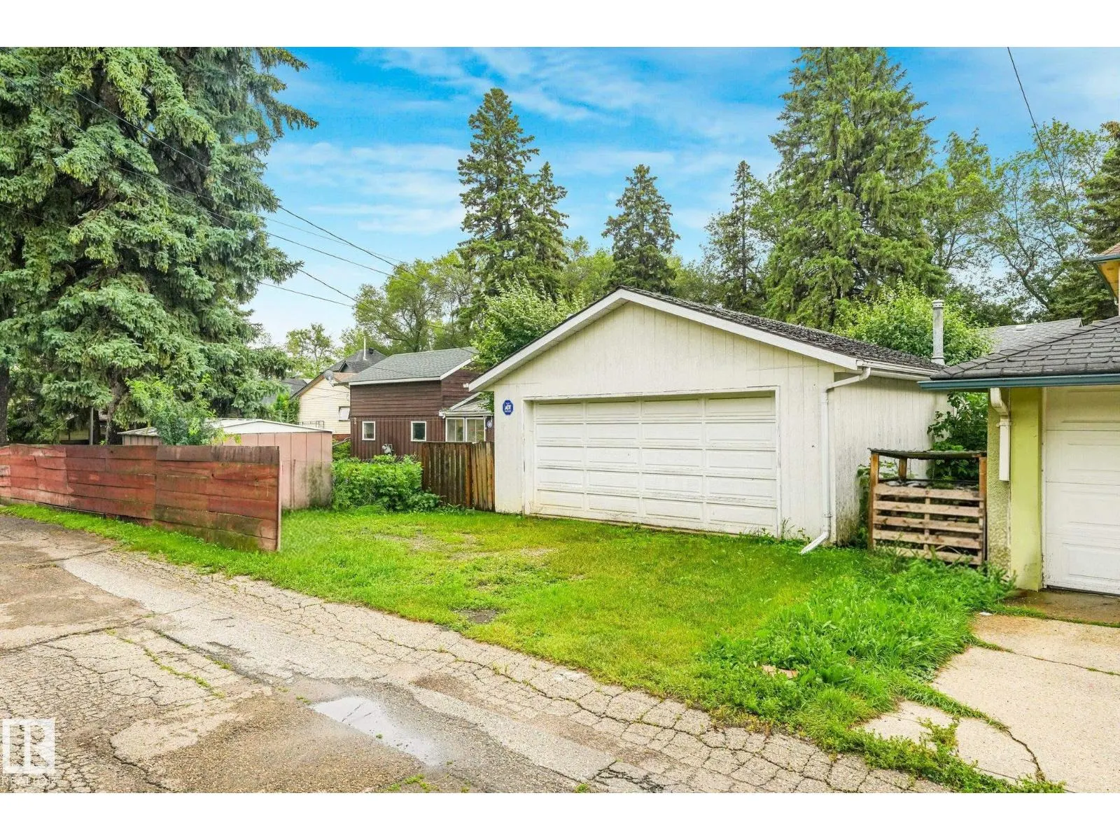 9824 91 AV NW