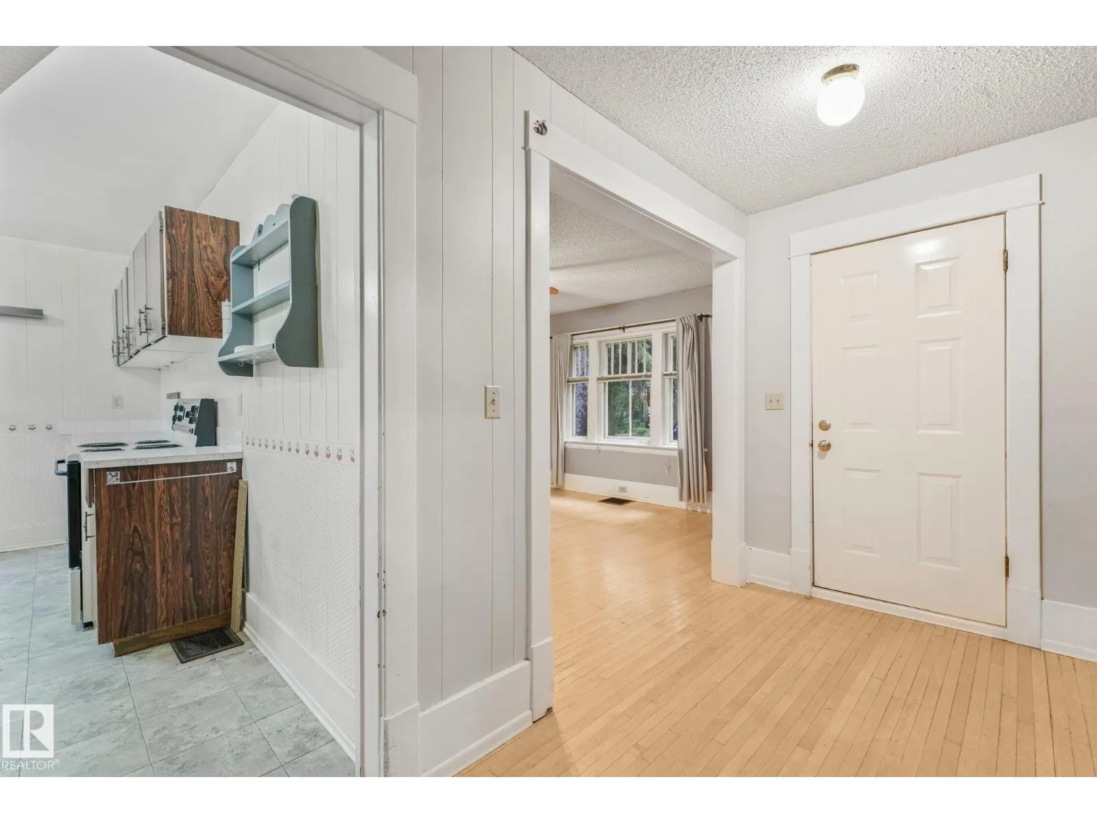 9824 91 AV NW