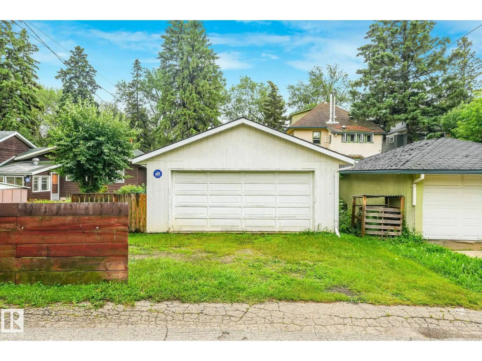 9824 91 AV NW