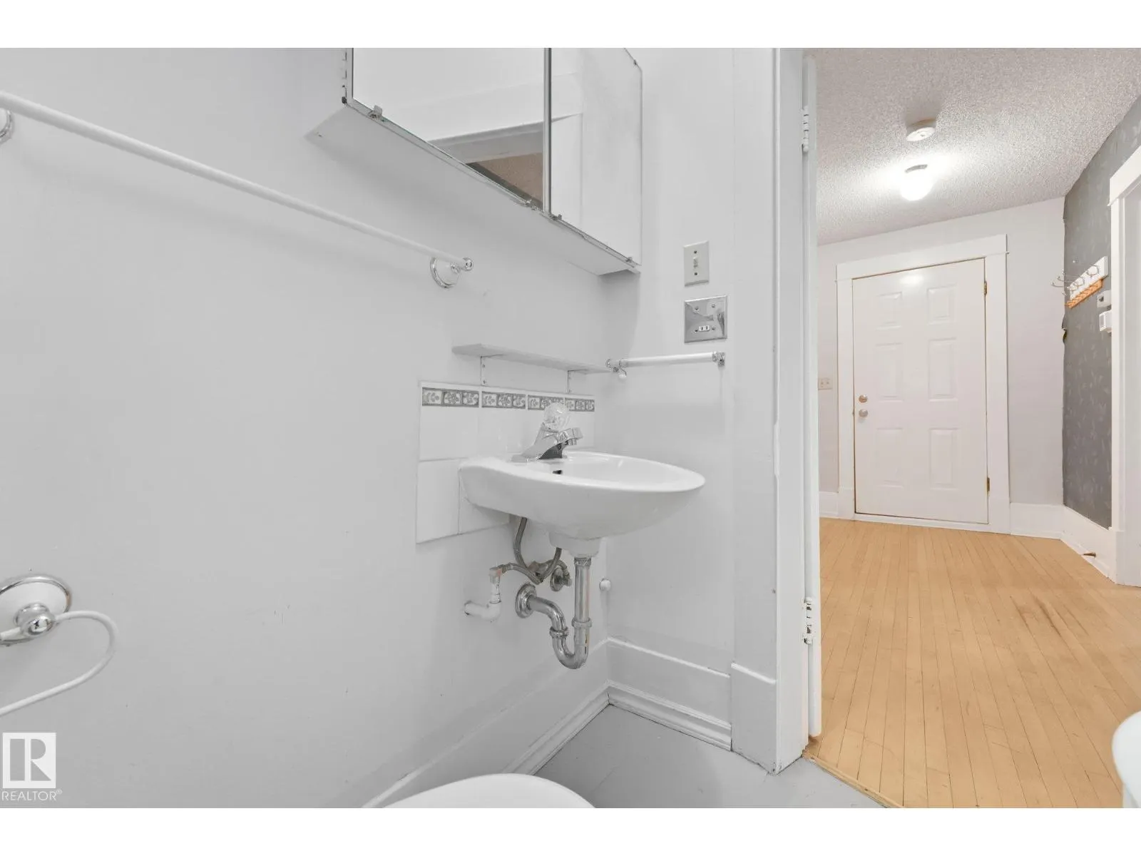 9824 91 AV NW