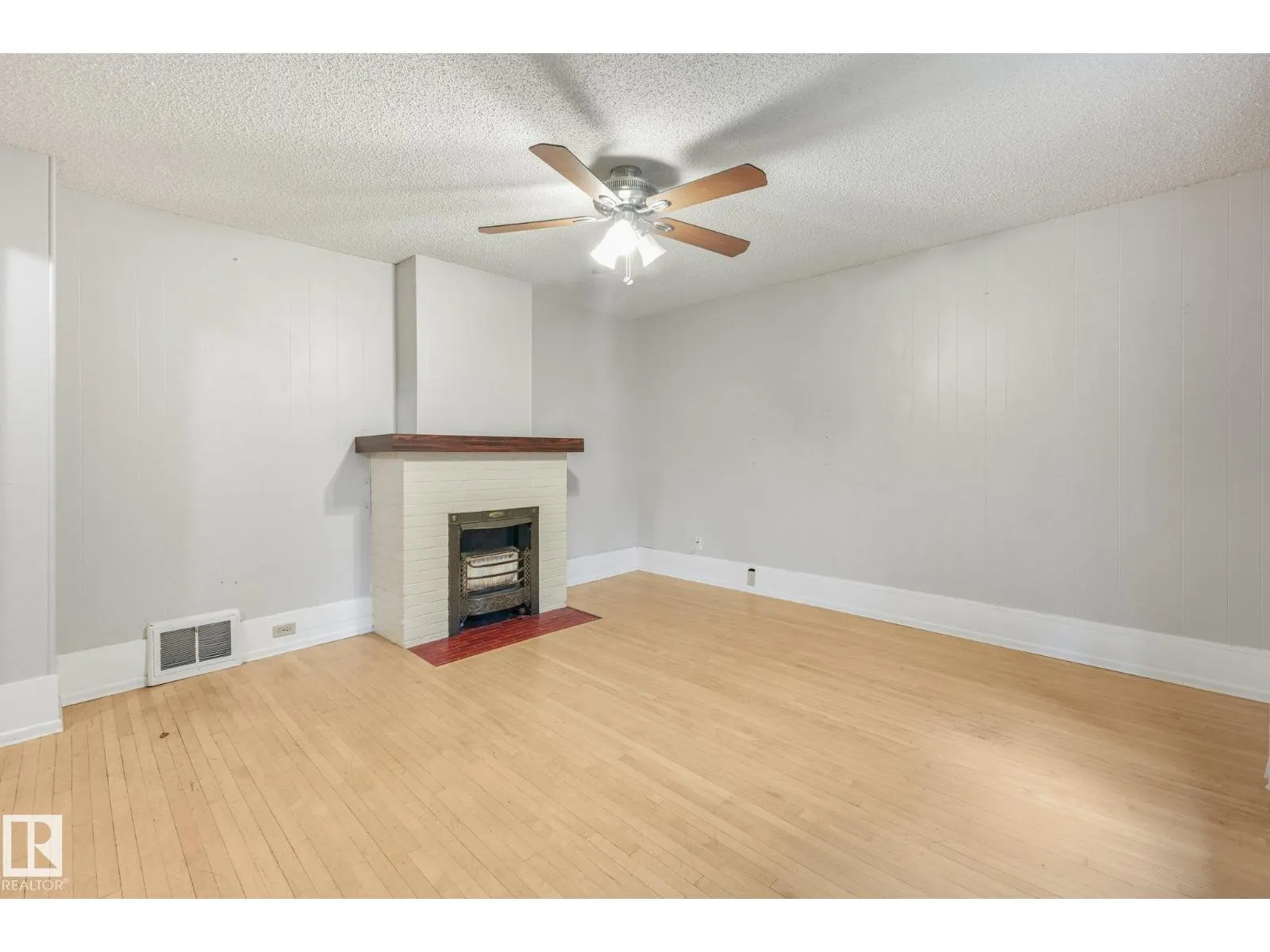 9824 91 AV NW