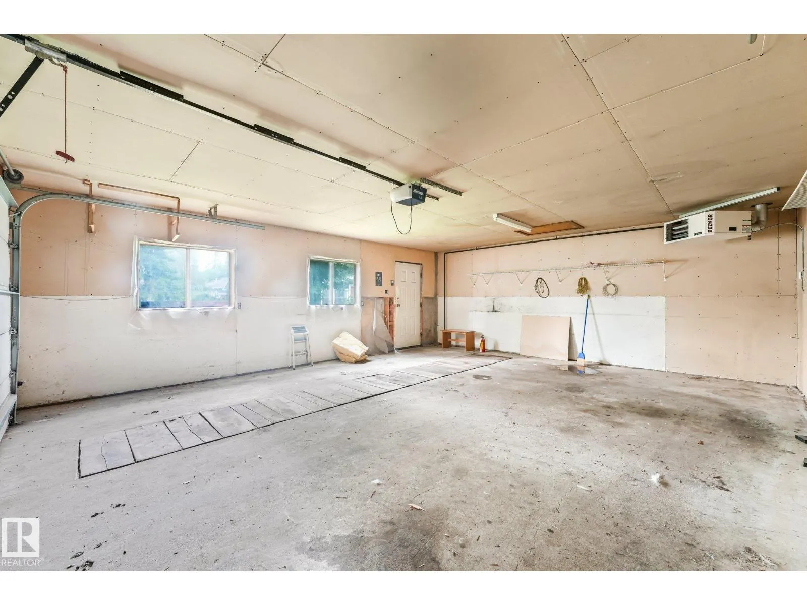 9824 91 AV NW