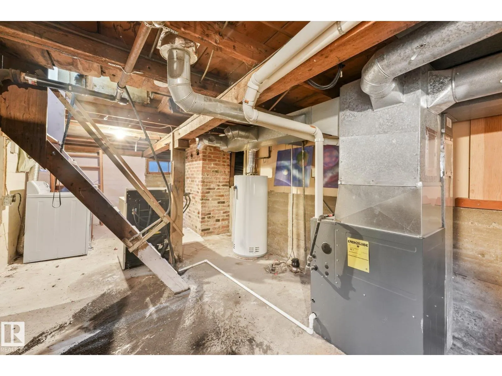 9824 91 AV NW