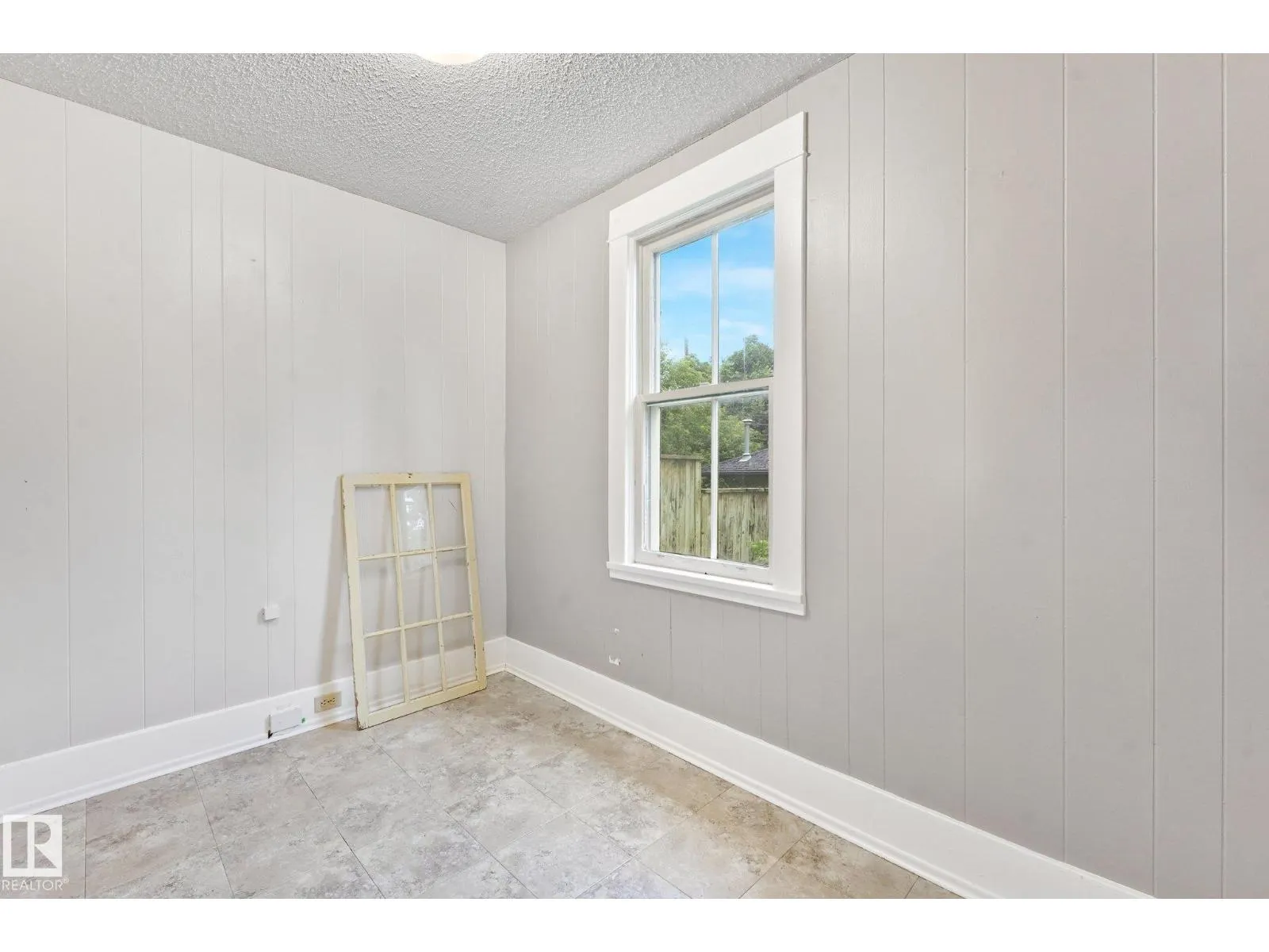 9824 91 AV NW