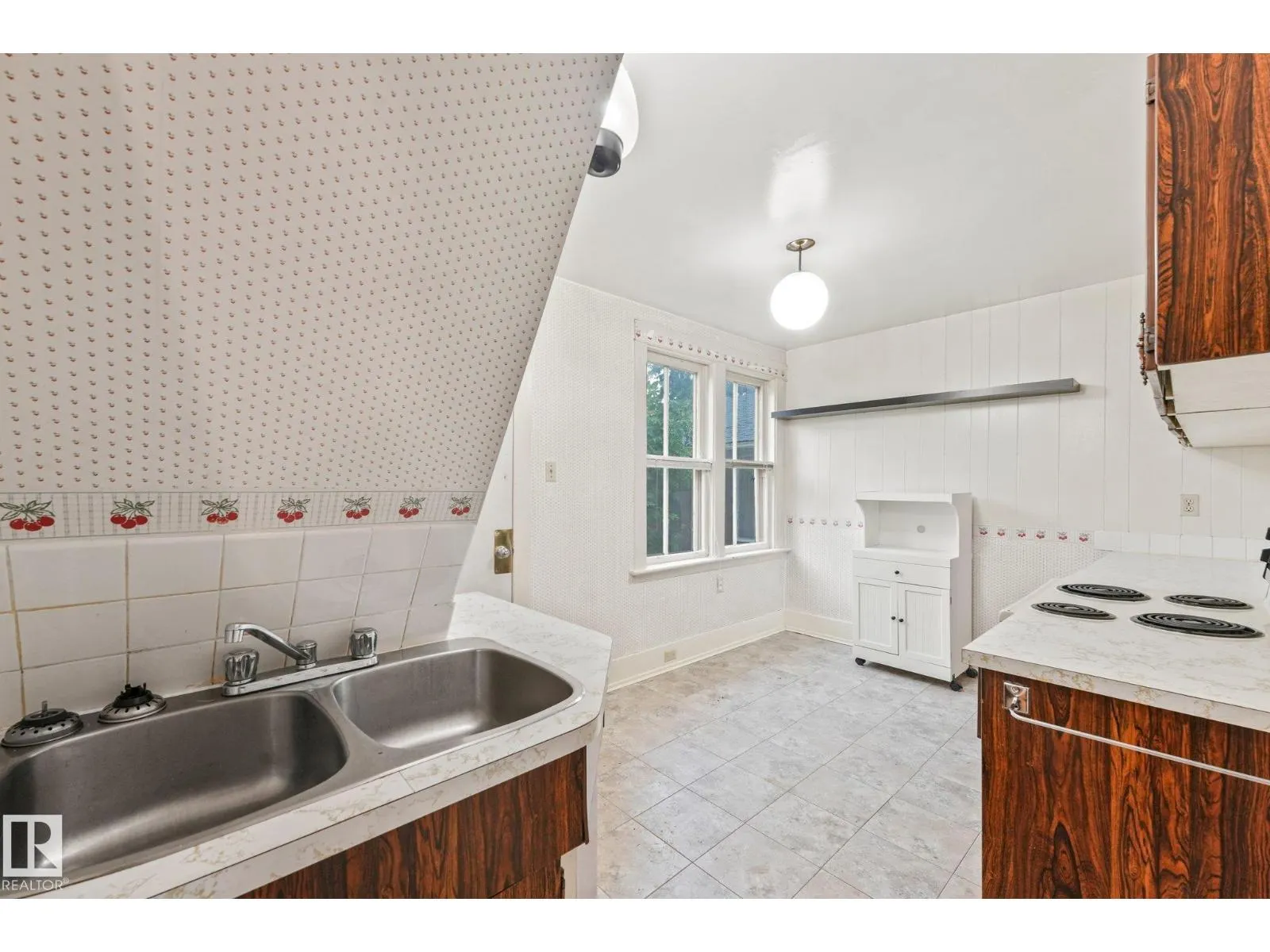 9824 91 AV NW