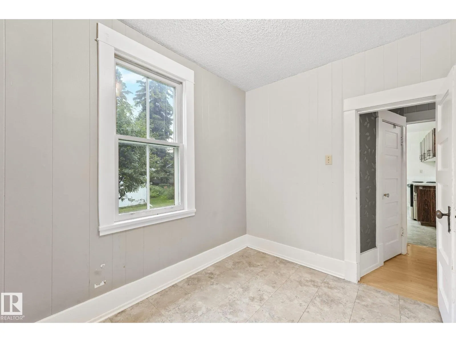 9824 91 AV NW