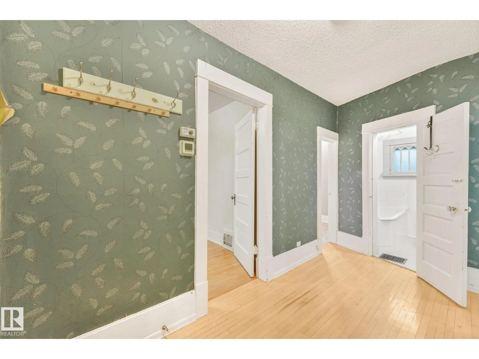 9824 91 AV NW