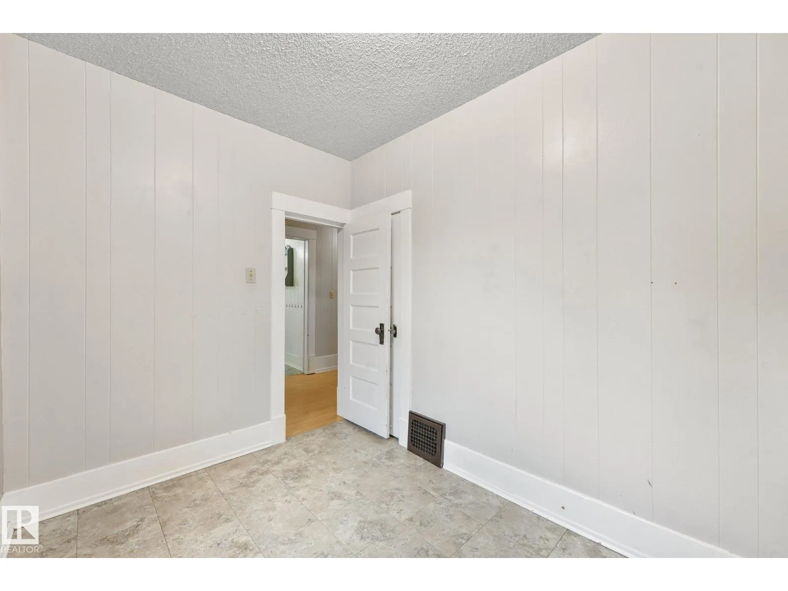 9824 91 AV NW