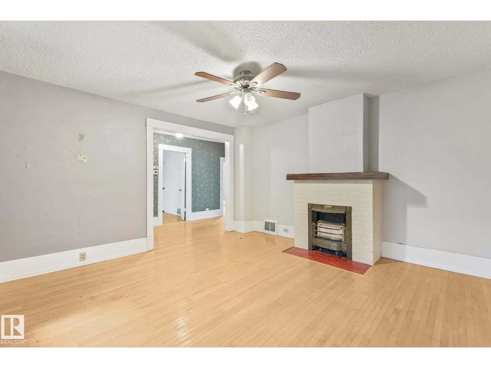 9824 91 AV NW