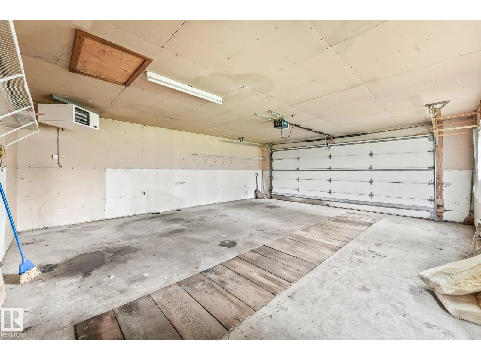 9824 91 AV NW