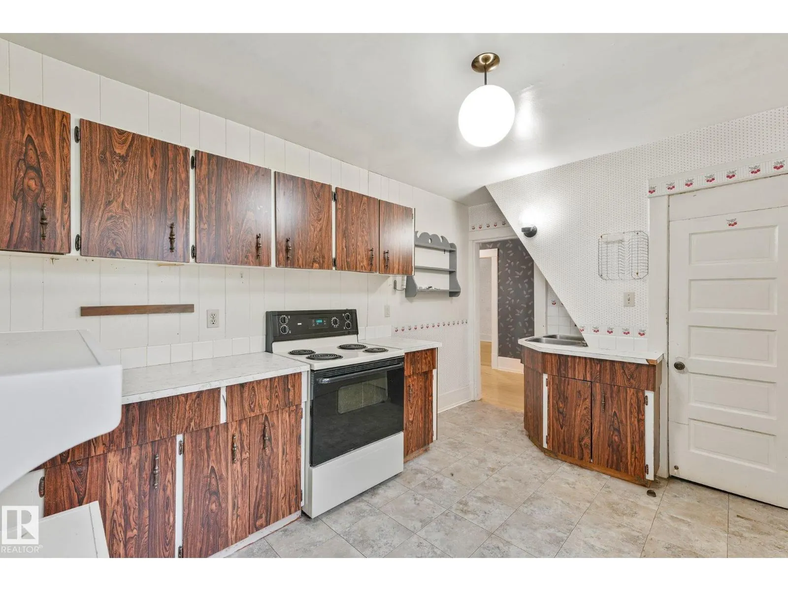 9824 91 AV NW