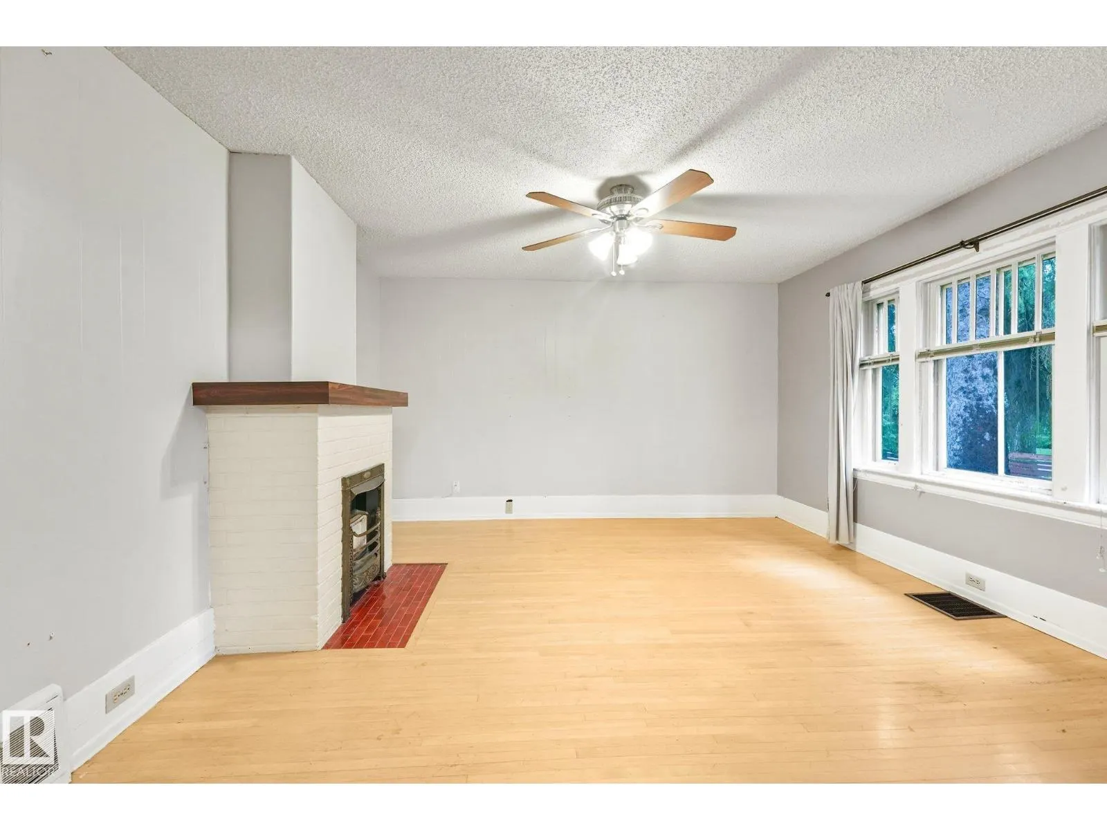 9824 91 AV NW