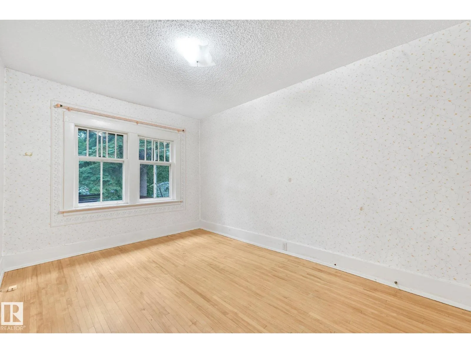 9824 91 AV NW