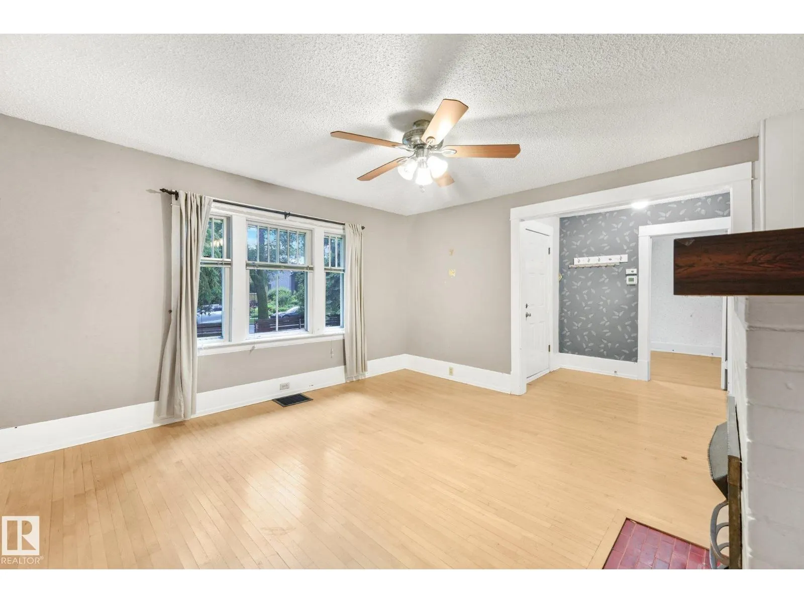9824 91 AV NW