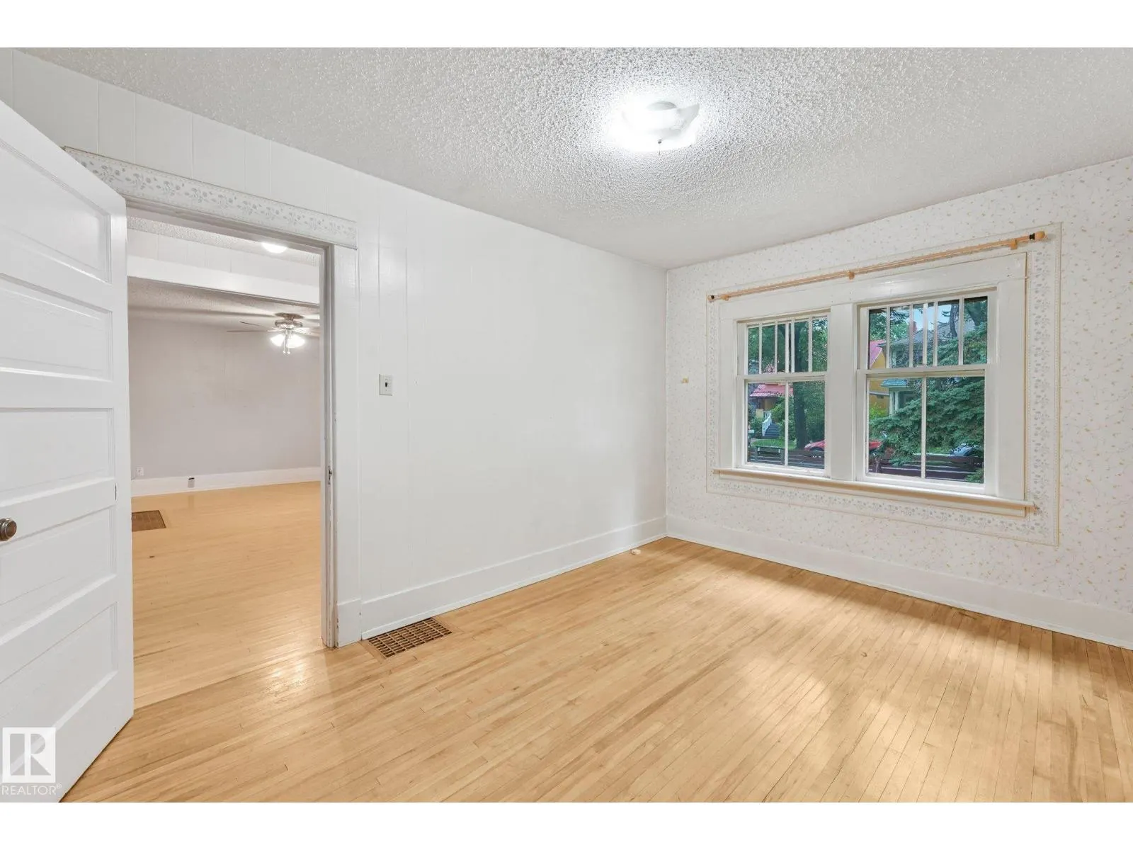 9824 91 AV NW