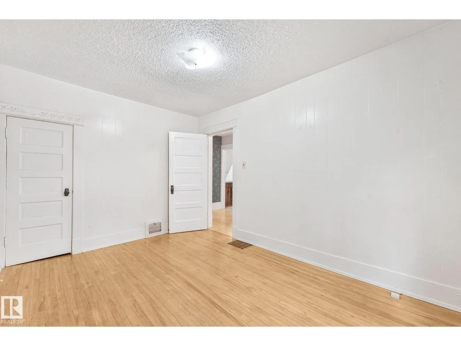 9824 91 AV NW