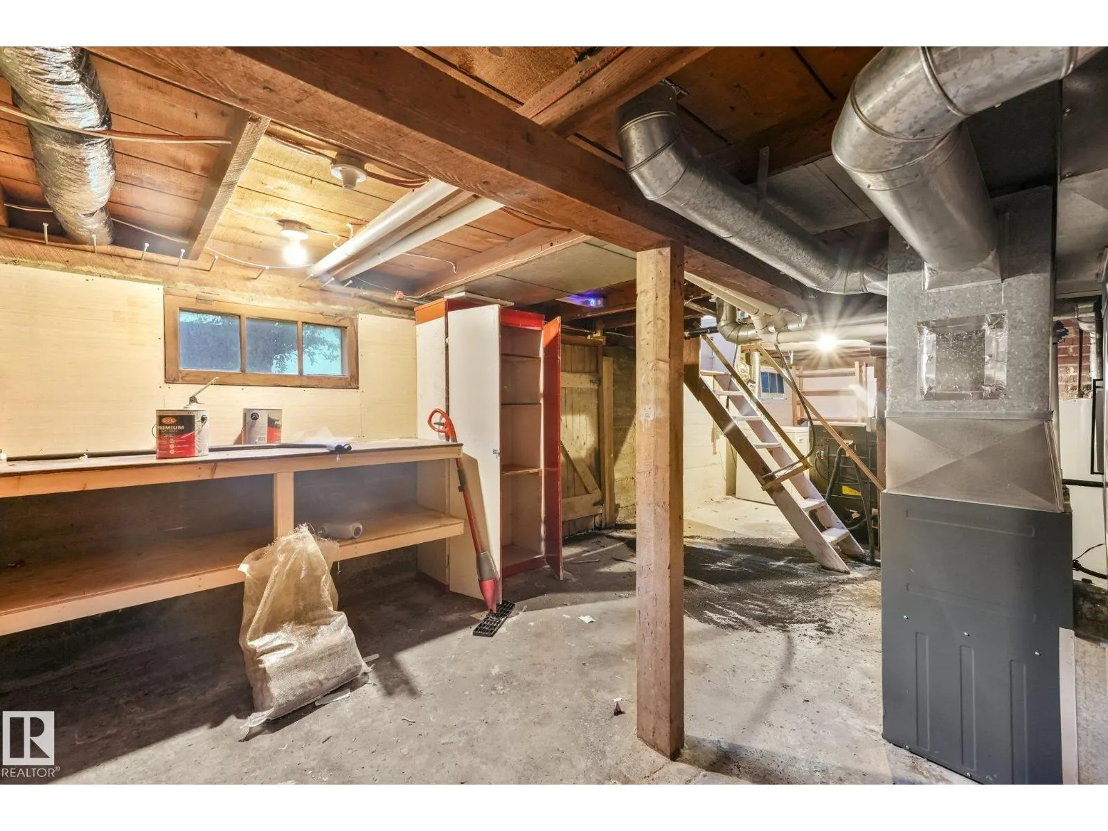9824 91 AV NW