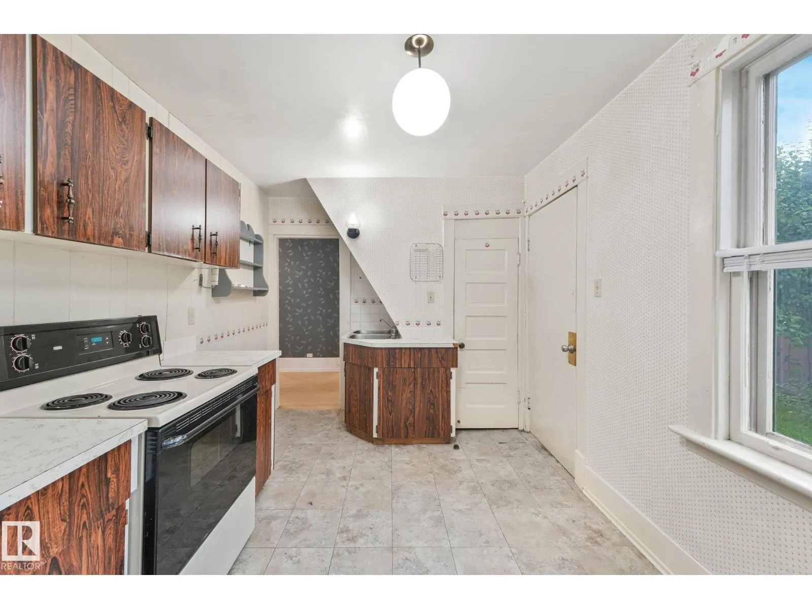 9824 91 AV NW