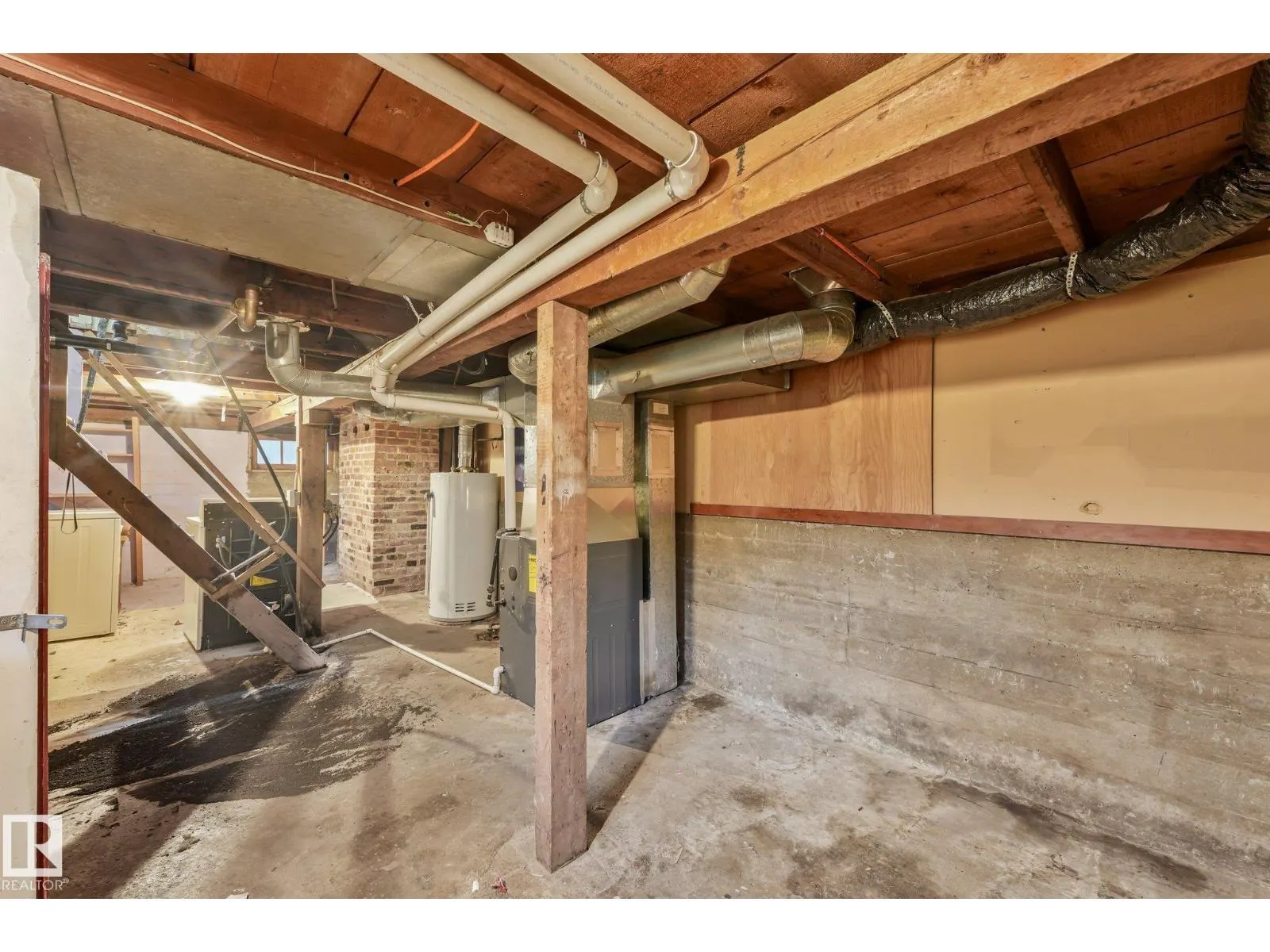 9824 91 AV NW