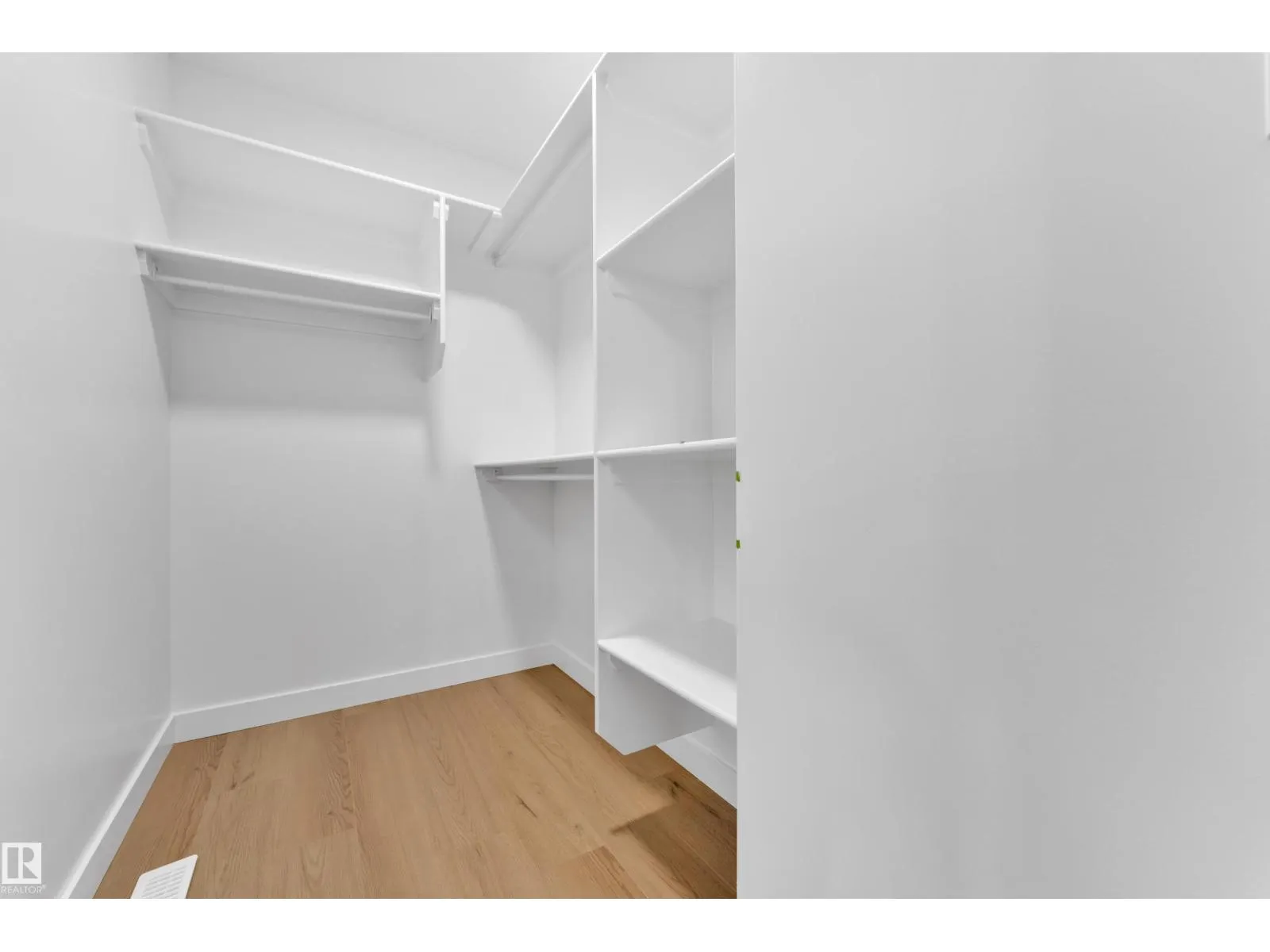 16 Westwyck LI
