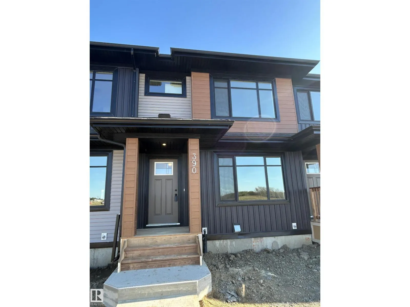 390 EASTWOOD DR