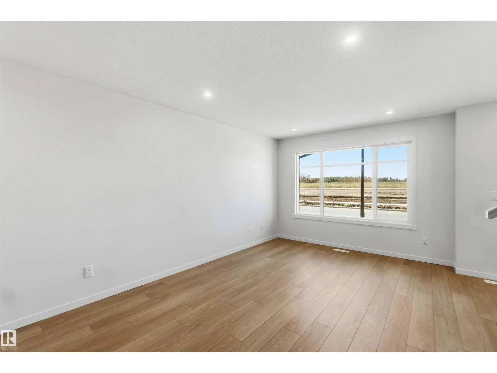 390 EASTWOOD DR