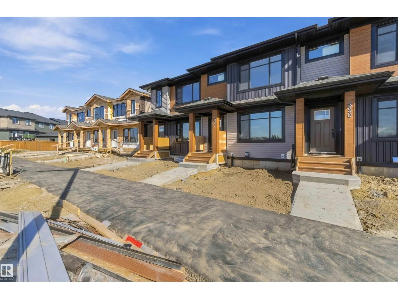 390 EASTWOOD DR