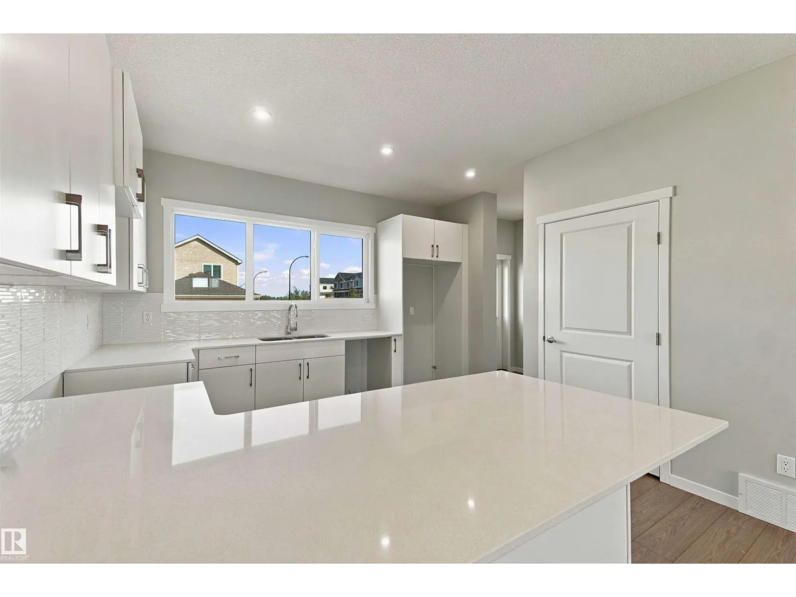 1256 MCLEOD AV