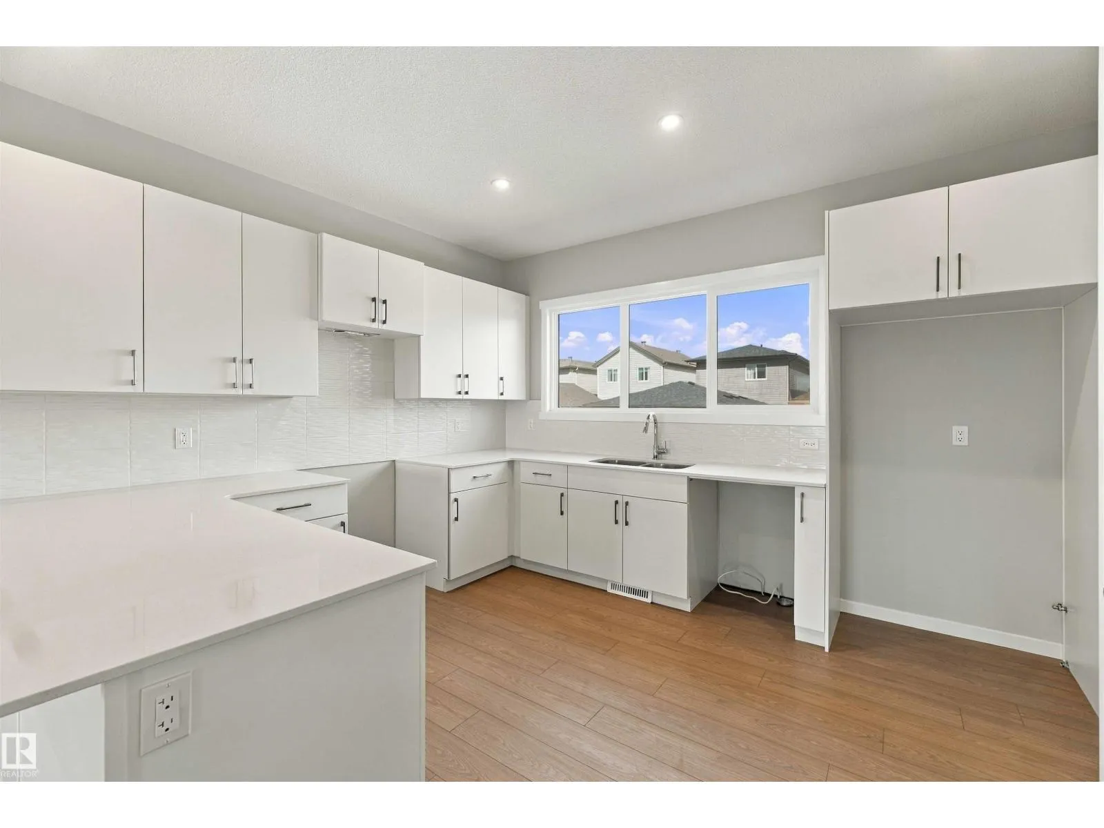 1256 MCLEOD AV