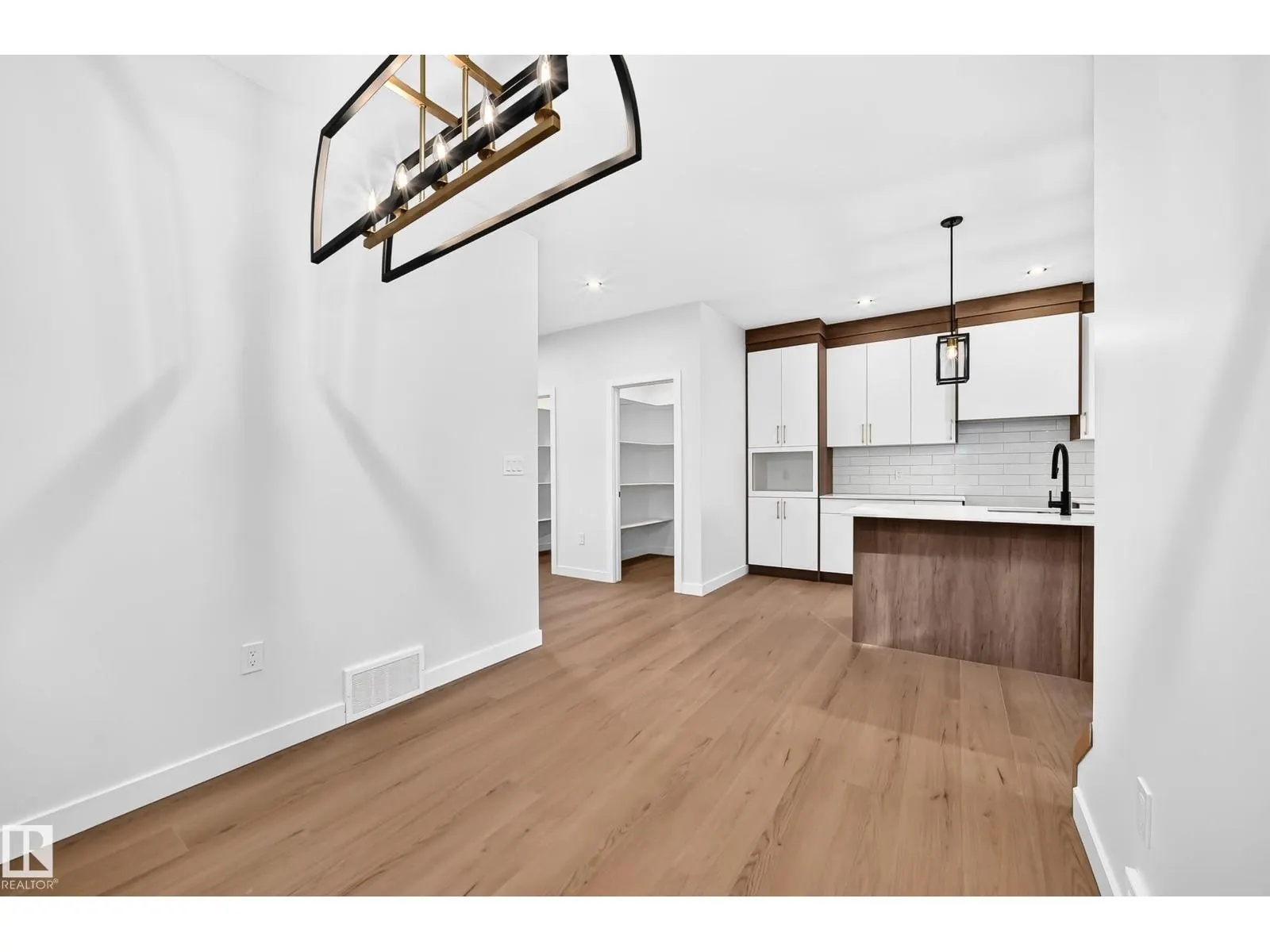9 TILIA PL
