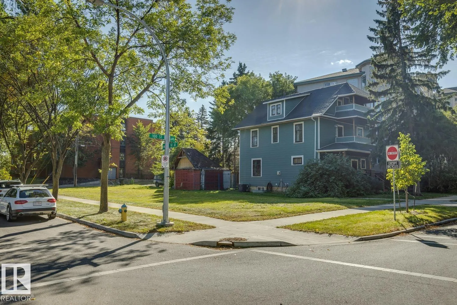 8925 100 ST NW