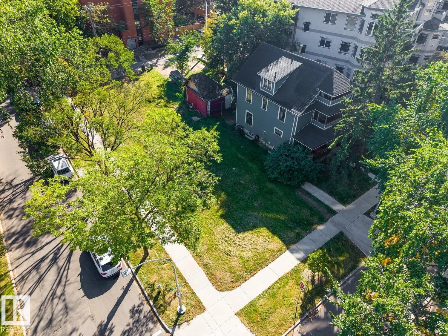 8925 100 ST NW